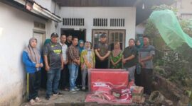 Wakil Bupati Bungo didampingi jajaran Dinsos P2KBP3A menyerahkan bantuan kepada warga korban kebakaran sebagai bentuk kepedulian Pemerintah Kabupaten Bungo.(poto: jambiprima.com).
