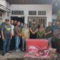 Wakil Bupati Bungo didampingi jajaran Dinsos P2KBP3A menyerahkan bantuan kepada warga korban kebakaran sebagai bentuk kepedulian Pemerintah Kabupaten Bungo.(poto: jambiprima.com).