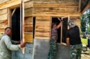 Satgas TMMD Ke-129 Kodim 0416/Bute memasang jendela rumah RTLH milik Maskur Hanapi di Desa Tanjung Agung, Kabupaten Bungo.(poto: jambiprima.com).