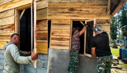 Satgas TMMD Ke-129 Kodim 0416/Bute memasang jendela rumah Maskur Hanapi di Kabupaten Bungo demi mewujudkan hunian yang aman dan layak huni.