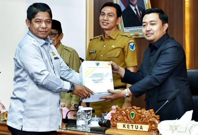 Pemkab Batang Hari resmi menyerahkan rancangan KUA-PPAS APBD 2027.(poto: jamberita.com).