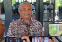 Dr. Filius Chandra, S.E., M.M., bersama seluruh jajaran sivitas akademika menyampaikan ucapan selamat atas pelantikan drg. Iwan Hendrawan, MARS sebagai Direktur RSUD Raden Mattaher.(poto: jamberita.com).