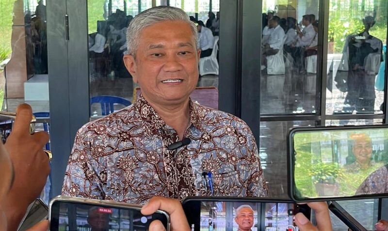 Dr. Filius Chandra, S.E., M.M., bersama seluruh jajaran sivitas akademika menyampaikan ucapan selamat atas pelantikan drg. Iwan Hendrawan, MARS sebagai Direktur RSUD Raden Mattaher.(poto: jamberita.com).