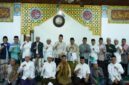 Bupati Merangin M. Syukur berfoto bersama Wakil Bupati A. Khafidh, Ustadz KH. Daud Hendri Ismail, serta jajaran Pemerintah Kabupaten Merangin usai pelaksanaan Salat Subuh berjamaah.(poto: jambiprima.com).
