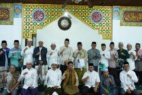 Bupati Merangin M. Syukur berfoto bersama Wakil Bupati A. Khafidh, Ustadz KH. Daud Hendri Ismail, serta jajaran Pemerintah Kabupaten Merangin usai pelaksanaan Salat Subuh berjamaah.(poto: jambiprima.com).