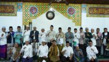 Bupati Merangin M. Syukur berfoto bersama Wakil Bupati A. Khafidh, Ustadz KH. Daud Hendri Ismail, serta jajaran Pemerintah Kabupaten Merangin usai pelaksanaan Salat Subuh berjamaah.(poto: jambiprima.com).
