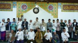 Bupati Merangin M. Syukur berfoto bersama Wakil Bupati A. Khafidh, Ustadz KH. Daud Hendri Ismail, serta jajaran Pemerintah Kabupaten Merangin usai pelaksanaan Salat Subuh berjamaah.(poto: jambiprima.com).