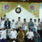 Bupati Merangin M. Syukur berfoto bersama Wakil Bupati A. Khafidh, Ustadz KH. Daud Hendri Ismail, serta jajaran Pemerintah Kabupaten Merangin usai pelaksanaan Salat Subuh berjamaah.(poto: jambiprima.com).