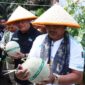 Bupati Tanjung Jabung Barat Anwar Sadat menghadiri panen raya melon di kawasan agrowisata Desa Kuala Dasal, Jumat (17/7/2026).(poto: jamberita.com).