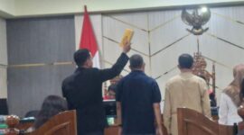 Tiga Saksi Internal Perumda Tirta Mayang Jambi Saat Diambil Sumpah Sebelum Memberikan Keterangan.( poto: jamberita.com)