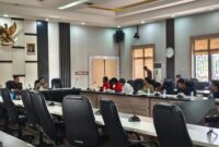 Pimpinan DPRD Provinsi Jambi berdialog dengan massa aksi GMNI usai demonstrasi di Gedung DPRD. (poto: jambiprima.com).