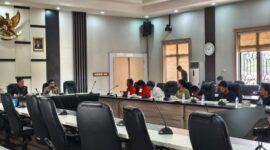 Pimpinan DPRD Provinsi Jambi berdialog dengan massa aksi GMNI usai demonstrasi di Gedung DPRD. (poto: jambiprima.com).