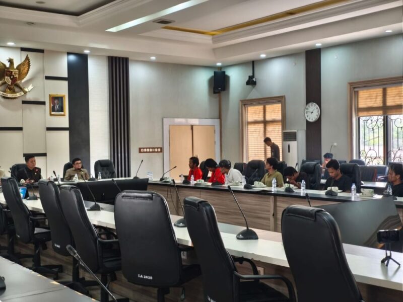 Pimpinan DPRD Provinsi Jambi berdialog dengan massa aksi GMNI usai demonstrasi di Gedung DPRD. (poto: jambiprima.com).