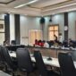 Pimpinan DPRD Provinsi Jambi berdialog dengan massa aksi GMNI usai demonstrasi di Gedung DPRD. (poto: jambiprima.com).