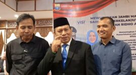 Direktur RSUD Raden Mattaher Jambi, drg Iwan Hendrawan MARS (Tengah), Wadiryan Dr Anton (Kiri), Wadirum Dr Mustarhadi (Kanan).(poto : jamberita.com).