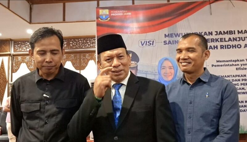Direktur RSUD Raden Mattaher Jambi, drg Iwan Hendrawan MARS (Tengah), Wadiryan Dr Anton (Kiri), Wadirum Dr Mustarhadi (Kanan).(poto : jamberita.com).