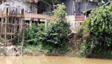 Salah satu bangunan di sungai Batanghari di kec Tebo Ilir.(poto: jambiprima.com).