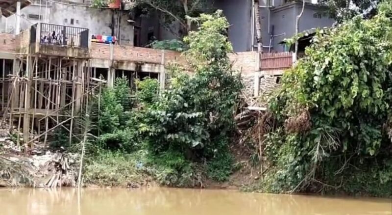 Salah satu bangunan di sungai Batanghari di kec Tebo Ilir.(poto: jambiprima.com).