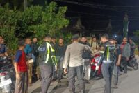 Personel SPKT Polres Tanjung Jabung Barat bersama Satlantas melakukan pengamanan dan penanganan awal di lokasi kecelakaan lalu lintas.(poto: jambiprima.com).