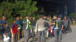 Personel SPKT Polres Tanjung Jabung Barat bersama Satlantas melakukan pengamanan dan penanganan awal di lokasi kecelakaan lalu lintas.(poto: jambiprima.com).