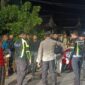 Personel SPKT Polres Tanjung Jabung Barat bersama Satlantas melakukan pengamanan dan penanganan awal di lokasi kecelakaan lalu lintas.(poto: jambiprima.com).
