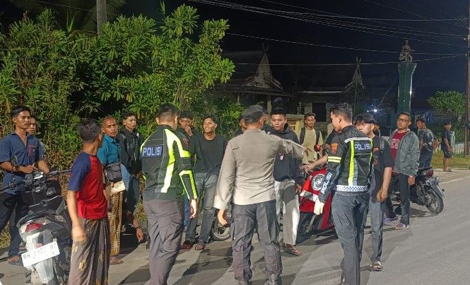 Personel SPKT Polres Tanjung Jabung Barat bersama Satlantas melakukan pengamanan dan penanganan awal di lokasi kecelakaan lalu lintas.(poto: jambiprima.com).