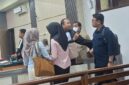 Majelis Hakim Pengadilan Negeri Jambi memimpin sidang korupsi bahan kimia Jambi Perumda Tirta Mayang, Kamis (23/7).(poto: jamberita.com).