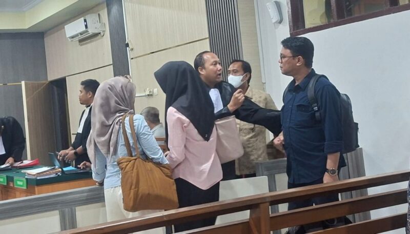 Majelis Hakim Pengadilan Negeri Jambi memimpin sidang korupsi bahan kimia Jambi Perumda Tirta Mayang, Kamis (23/7).(poto: jamberita.com).