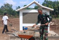 Satgas TMMD Ke-129 Kodim 0416/Bungo Tebo bersama warga bergotong royong menyelesaikan tahap finishing pembangunan Tugu TMMD di Desa Tanjung Agung, Kabupaten Bungo.(poto: jambiprima.com).