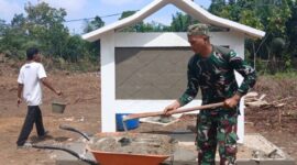 Satgas TMMD Ke-129 Kodim 0416/Bungo Tebo bersama warga bergotong royong menyelesaikan tahap finishing pembangunan Tugu TMMD di Desa Tanjung Agung, Kabupaten Bungo.(poto: jambiprima.com).