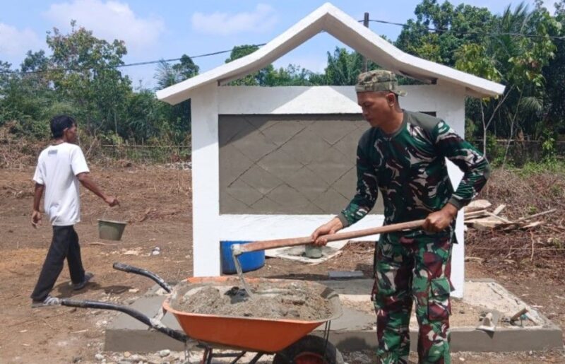 Satgas TMMD Ke-129 Kodim 0416/Bungo Tebo bersama warga bergotong royong menyelesaikan tahap finishing pembangunan Tugu TMMD di Desa Tanjung Agung, Kabupaten Bungo.(poto: jambiprima.com).