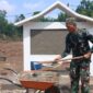 Satgas TMMD Ke-129 Kodim 0416/Bungo Tebo bersama warga bergotong royong menyelesaikan tahap finishing pembangunan Tugu TMMD di Desa Tanjung Agung, Kabupaten Bungo.(poto: jambiprima.com).