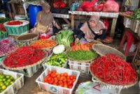 Cabai rawit merah, cabai merah keriting dan komoditas pangan lainnya yang dijual pedagang di Pasar Minggu, Jakarta.( Ilustrasi poto: ANTARA).