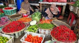  Cabai rawit merah, cabai merah keriting dan komoditas pangan lainnya yang dijual pedagang di Pasar Minggu, Jakarta.( Ilustrasi poto: ANTARA).