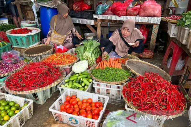  Cabai rawit merah, cabai merah keriting dan komoditas pangan lainnya yang dijual pedagang di Pasar Minggu, Jakarta.( Ilustrasi poto: ANTARA).