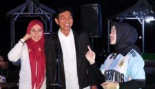 Mhd. Fadhil Arief, hadir langsung membaur bersama masyarakat dalam nobar piala dunia.(poto: jamberita.com).