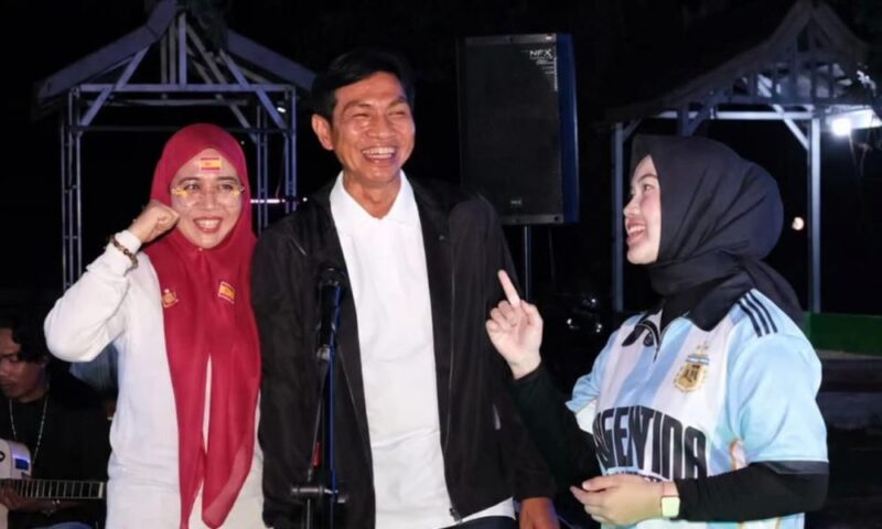 Mhd. Fadhil Arief, hadir langsung membaur bersama masyarakat dalam nobar piala dunia.(poto: jamberita.com).