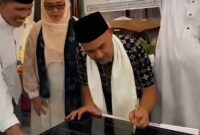 Bupati Bungo H. Dedy Putra menandatangani prasasti peresmian Gedung SMP IT Al-Akhyar Muara Bungo pada Sabtu (11/7/2026).(poto: jambiprima.com).