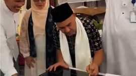 Bupati Bungo H. Dedy Putra menandatangani prasasti peresmian Gedung SMP IT Al-Akhyar Muara Bungo pada Sabtu (11/7/2026).(poto: jambiprima.com).
