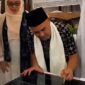 Bupati Bungo H. Dedy Putra menandatangani prasasti peresmian Gedung SMP IT Al-Akhyar Muara Bungo pada Sabtu (11/7/2026).(poto: jambiprima.com).