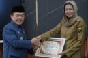 Penghargaan diserahkan secara simbolis oleh Gubernur Jambi, Al Haris, kepada Kepala Dinas Kesehatan Provinsi Jambi, dr. Ike Silviana, MKM.(poto: jamberita.com).