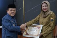 Penghargaan diserahkan secara simbolis oleh Gubernur Jambi, Al Haris, kepada Kepala Dinas Kesehatan Provinsi Jambi, dr. Ike Silviana, MKM.(poto: jamberita.com).