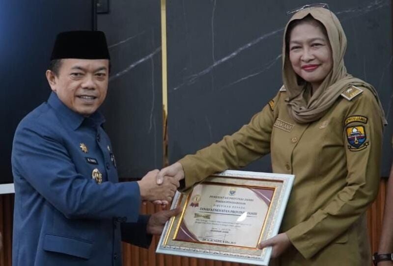 Penghargaan diserahkan secara simbolis oleh Gubernur Jambi, Al Haris, kepada Kepala Dinas Kesehatan Provinsi Jambi, dr. Ike Silviana, MKM.(poto: jamberita.com).