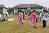 Wakil Kepala Bidang Kesiswaan MAN 1 Tebo, R. Edi Gunawan, S.Pd.I., memberikan pengarahan dan melepas siswa-siswi yang mengikuti Seleksi Paskibra Tingkat Kecamatan Tebo Ulu. (poto: jambiprima.com).