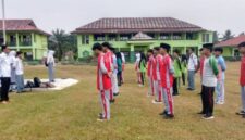Wakil Kepala Bidang Kesiswaan MAN 1 Tebo, R. Edi Gunawan, S.Pd.I., memberikan pengarahan dan melepas siswa-siswi yang mengikuti Seleksi Paskibra Tingkat Kecamatan Tebo Ulu. (poto: jambiprima.com).