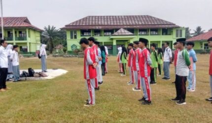 Puluhan siswa MAN 1 Tebo mengikuti seleksi Paskibra Tebo Ulu di Kantor Camat. Pihak sekolah membekali peserta dengan disiplin dan mental juara.