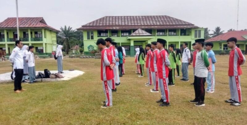 Wakil Kepala Bidang Kesiswaan MAN 1 Tebo, R. Edi Gunawan, S.Pd.I., memberikan pengarahan dan melepas siswa-siswi yang mengikuti Seleksi Paskibra Tingkat Kecamatan Tebo Ulu. (poto: jambiprima.com).