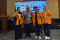 Tiga mahasiswa Program Studi Kimia Industri FST Universitas Jambi mengolah silika gel limbah sawit menjadi produk penangkal kelembapan bernama DE-GREEN.(poto: jamberita.com).