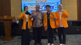 Tiga mahasiswa Program Studi Kimia Industri FST Universitas Jambi mengolah silika gel limbah sawit menjadi produk penangkal kelembapan bernama DE-GREEN.(poto: jamberita.com).