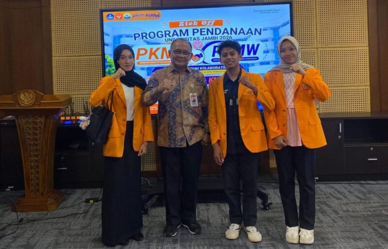 Tiga mahasiswa Program Studi Kimia Industri FST Universitas Jambi mengolah silika gel limbah sawit menjadi produk penangkal kelembapan bernama DE-GREEN.(poto: jamberita.com).